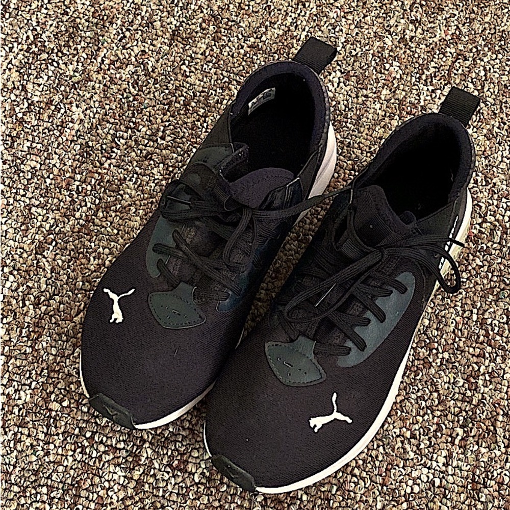 Size 10 woman Pumas. Bought for $150 barely worn only asking $40-$50
